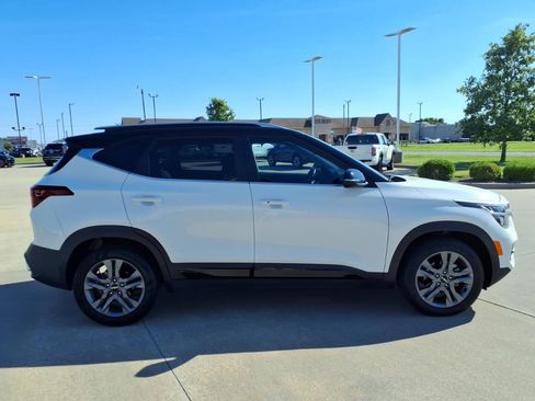 Used 2023 Kia Seltos S w/ Navigation Package FWD image 5
