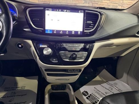 Used 2021 Chrysler Pacifica Touring-L image 20