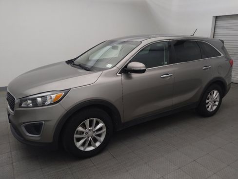 Used 2017 Kia Sorento L FWD image 2
