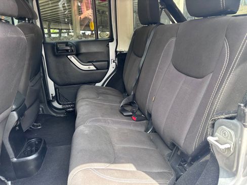 Used 2014 Jeep Wrangler Unlimited Sahara w/ Connectivity Group AWD/4WD image 10