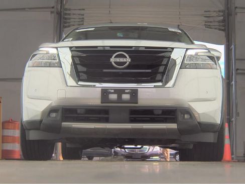 Used 2023 Nissan Pathfinder SL AWD/4WD image 3