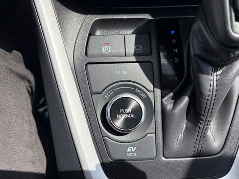 Certified 2025 Toyota RAV4 LE AWD/4WD image 28