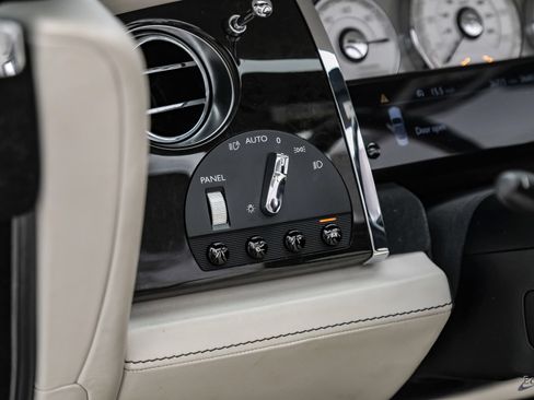 Used 2017 Rolls-Royce Dawn RWD image 64