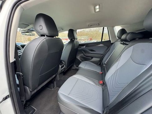 Used 2025 Volkswagen Tiguan SE image 10