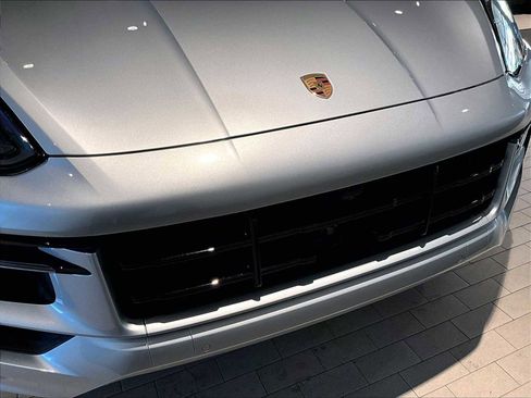 Used 2025 Porsche Cayenne GTS w/ Premium Package image 33