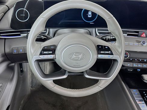 Used 2025 Hyundai Elantra SEL image 18