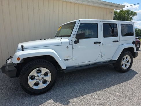 Used 2015 Jeep Wrangler Unlimited Sahara w/ Connectivity Group AWD/4WD image 10
