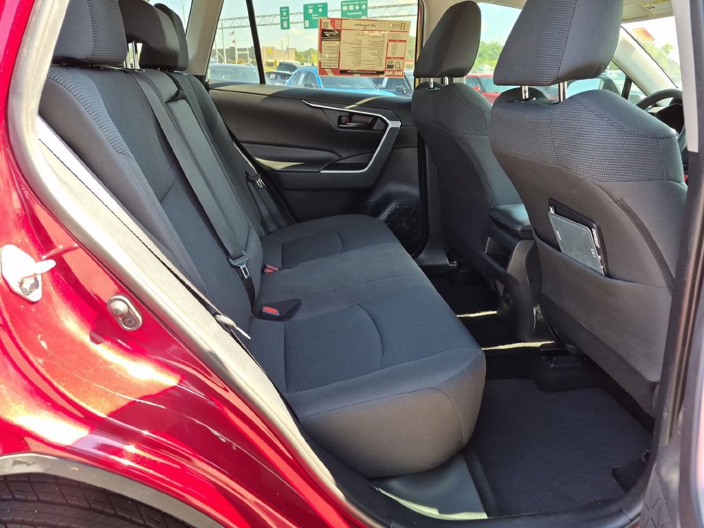Used 2020 Toyota RAV4 LE FWD image 32