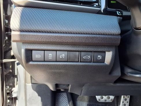 Used 2025 Toyota Camry SE image 13