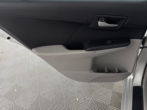 Used 2013 Toyota Camry LE FWD image 12