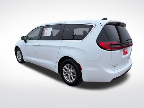 Used 2024 Chrysler Pacifica Touring-L FWD image 4