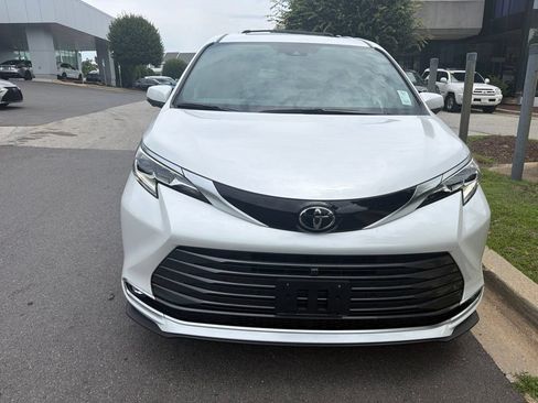 Used 2026 Toyota Sienna Platinum AWD/4WD image 4