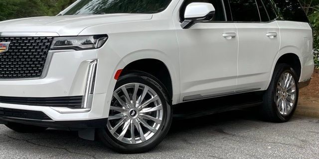 Used 2022 Cadillac Escalade Premium Luxury AWD/4WD image 2