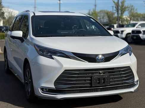 Used 2025 Toyota Sienna Platinum image 7