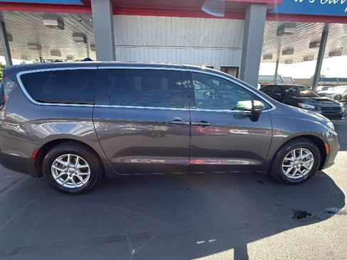 Used 2023 Chrysler Pacifica Touring FWD image 7