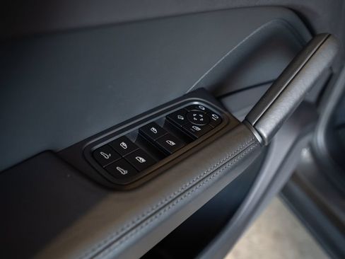 Certified 2024 Porsche Cayenne AWD/4WD image 20