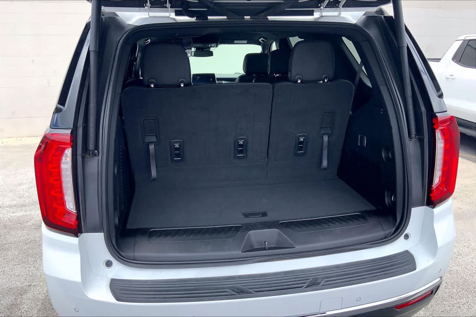 Used 2023 GMC Yukon SLT AWD/4WD image 18