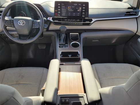 Used 2024 Toyota Sienna LE image 8