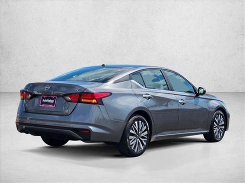 Used 2024 Nissan Altima 2.5 SV FWD image 5
