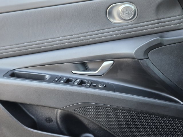 Certified 2025 Hyundai Elantra SEL FWD image 16