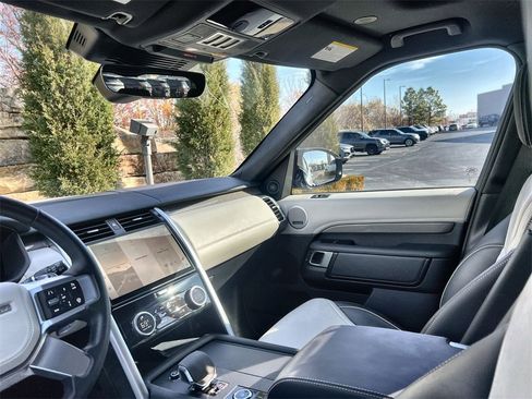 Used 2024 Land Rover Discovery Metropolitan Edition image 13