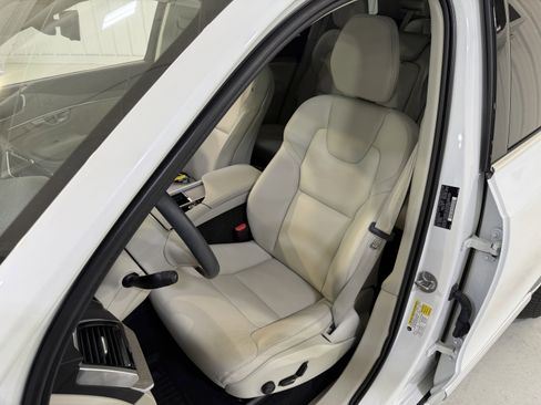 Used 2025 Volvo XC90 B5 Plus w/ Protection Package Premier image 11