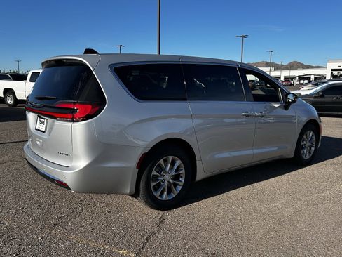 New 2026 Chrysler Pacifica Limited image 5