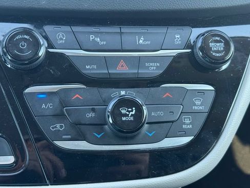 Certified 2024 Chrysler Pacifica Touring-L FWD image 34