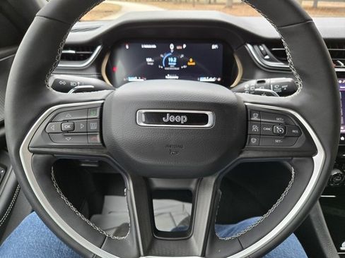 Used 2025 Jeep Grand Cherokee Altitude image 18