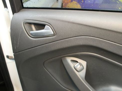 Used 2019 Ford Escape SE image 12