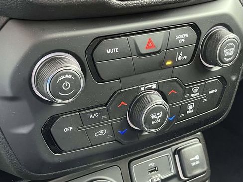 Used 2023 Jeep Renegade Latitude image 30