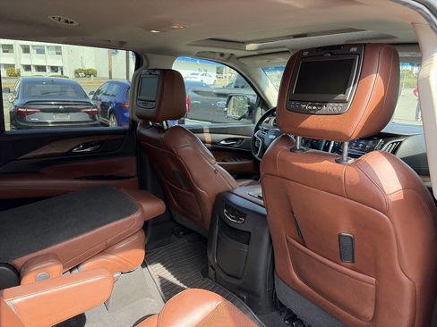 Used 2017 Cadillac Escalade ESV Luxury image 12