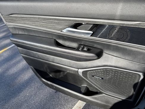 Used 2024 Jeep Wagoneer Series II w/ Flexible Seating Group image 19