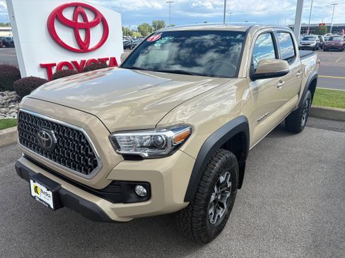Used 2019 Toyota Tacoma TRD Off-Road w/ Technology Package AWD/4WD image 10