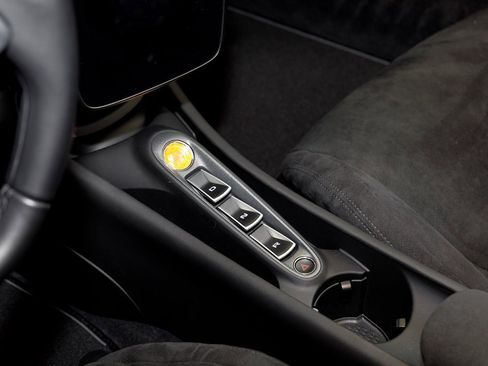 Used 2025 McLaren Artura Spider image 19