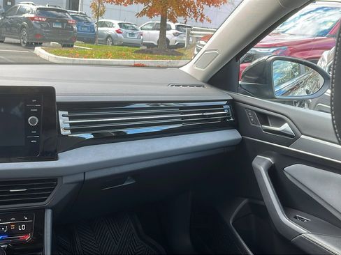 Used 2025 Volkswagen Jetta SE image 24