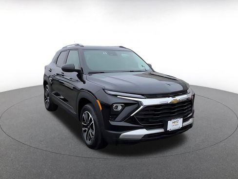 Used 2025 Chevrolet TrailBlazer LT w/ Driver Confidence Package image 3