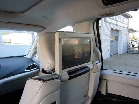 Used 2017 Chrysler Pacifica Limited FWD image 31