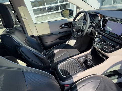 Used 2023 Chrysler Pacifica Limited FWD image 48