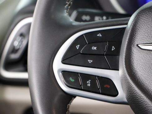 Used 2023 Chrysler Pacifica Touring-L FWD image 13