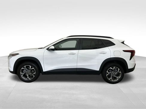 Used 2025 Chevrolet Trax LT w/ LT Convenience Package FWD image 2