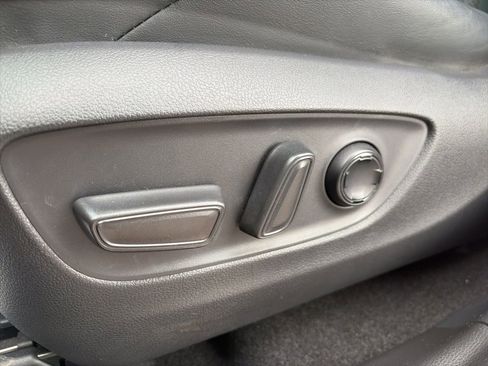 Used 2021 Toyota Venza Limited image 10