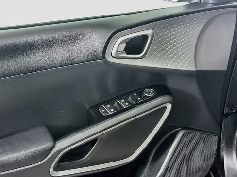 Used 2025 Kia Soul LX w/ LX Technology Package FWD image 15