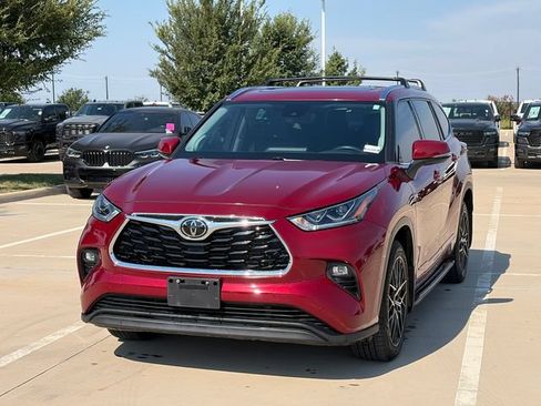 Used 2021 Toyota Highlander Limited FWD image 3