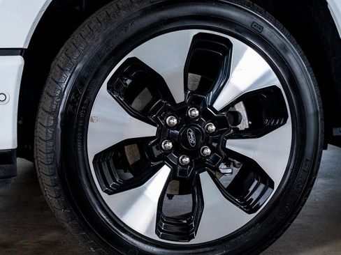 Used 2023 Ford F150 Lightning Platinum image 10