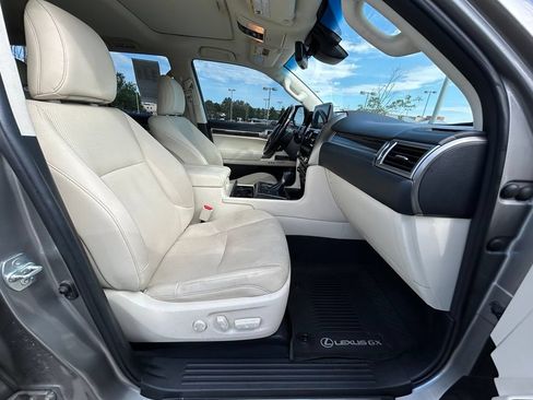 Used 2023 Lexus GX 460 Premium w/ Accessory Package AWD/4WD image 33