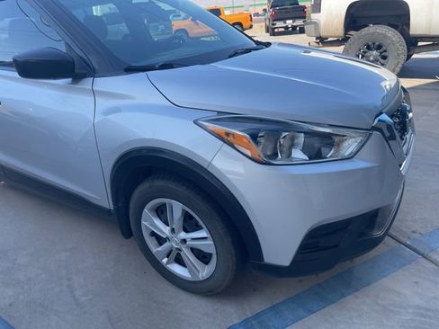 Used 2019 Nissan Kicks S image 2