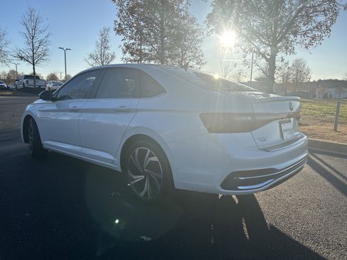 Used 2025 Volkswagen Jetta SEL image 18