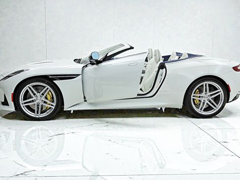Used 2026 Aston Martin DB12 Convertible RWD image 4