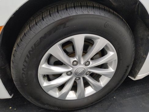 Used 2018 Chrysler Pacifica Touring-L FWD image 31